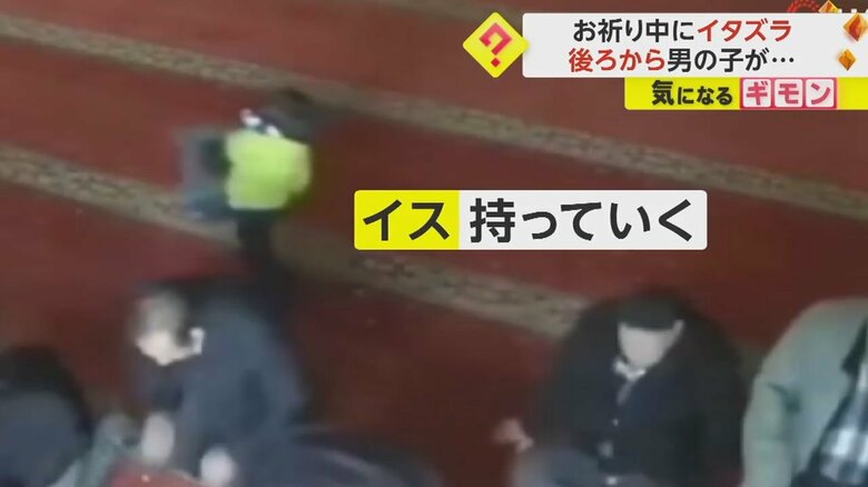 男の子がいすを移動させ、男性が転倒する瞬間の映像(4)