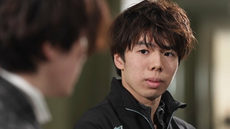 宇野さんからのアドバイスを真剣な表情で聞く佐藤