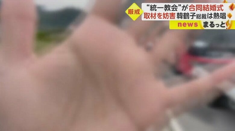 声を上げながらカメラを手でふさごうとしてくる