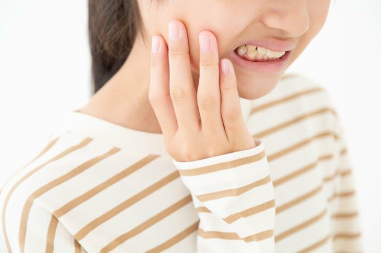 大人よりも未成熟な子どもの歯は口腔環境の影響を受けやすい（イメージ）