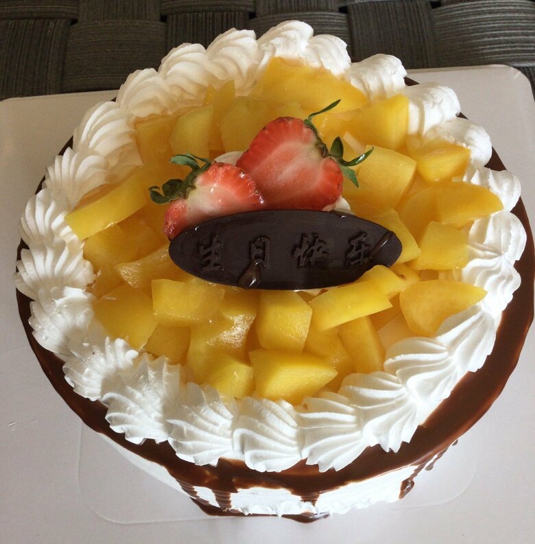 誕生日に届けられたホールケーキ