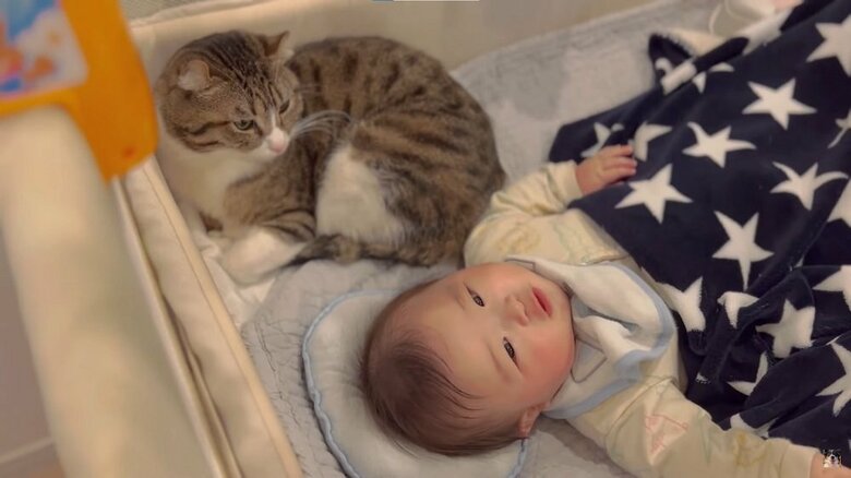 ベビーベッドで一緒に過ごす