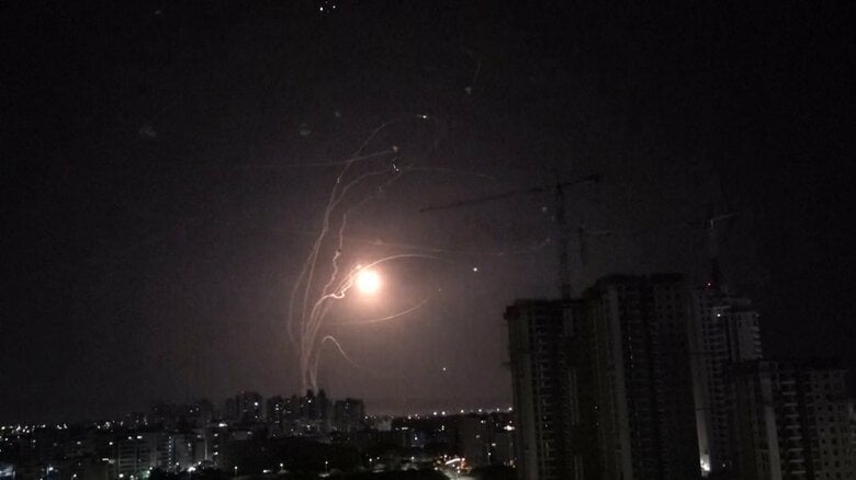 ハマスのロケット弾を迎撃するアイアン・ドーム