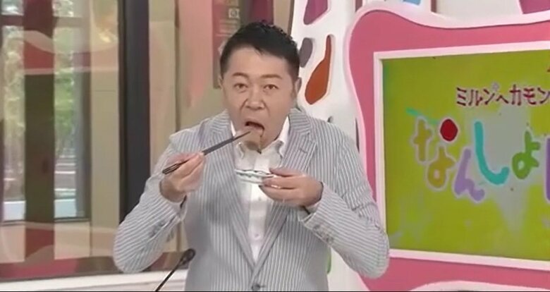 試食するOHK・萩原渉アナウンサー