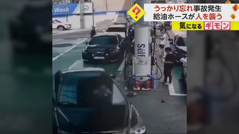 女性が乗り込んだ黒い車が出発している