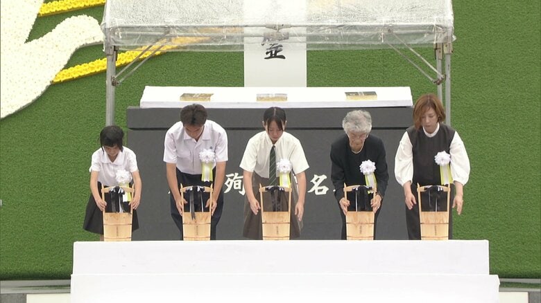 原爆犠牲者に水が捧げられた