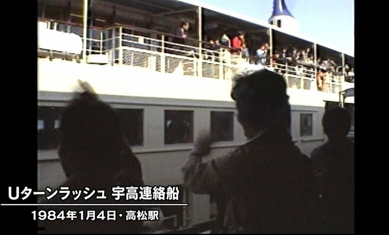 高松駅桟橋から出航する船