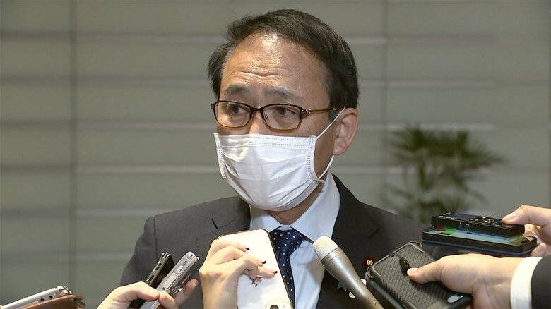 岸田首相に辞表を提出後、記者団の取材に応じた葉梨前法相（11月11日）