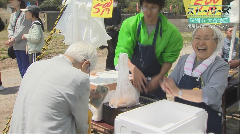 楽しそうに接客をする住民