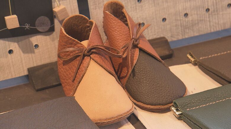 手作りの革製品も販売