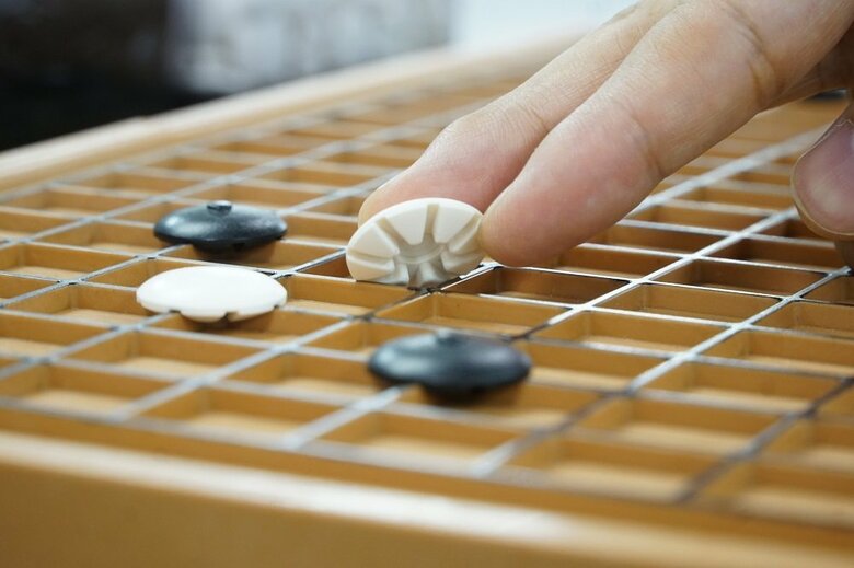 盛り上がった升目の線にはめ込むことで碁石もずれない（提供・公益財団法人日本棋院）