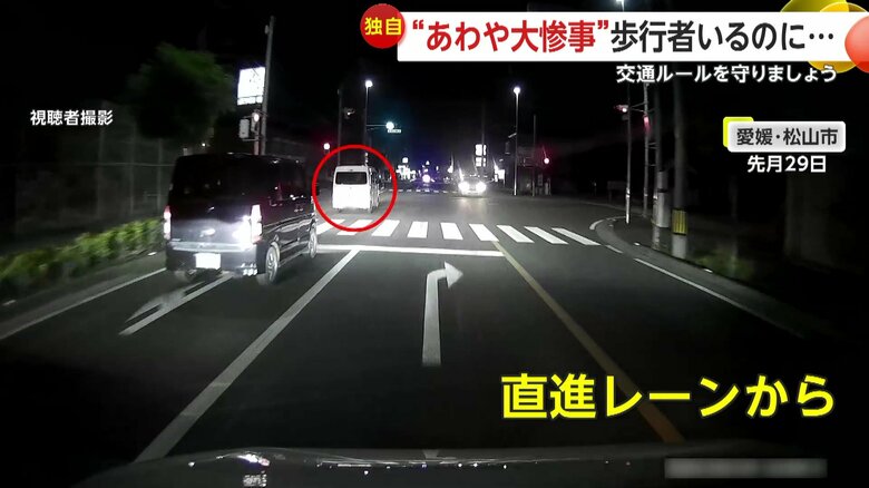 直進レーンを進んだと思いきや、急に方向を変えて右へと曲がっていった車（4月29日、愛媛・松山市）