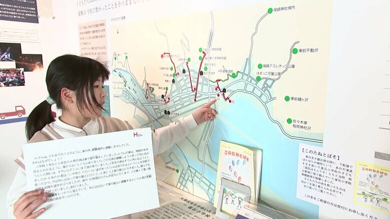 「いのちをつなぐ未来館」の展示パネルで震災の説明をする智桜さん