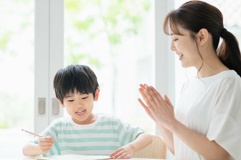 親が子どもを褒める（イメージ）