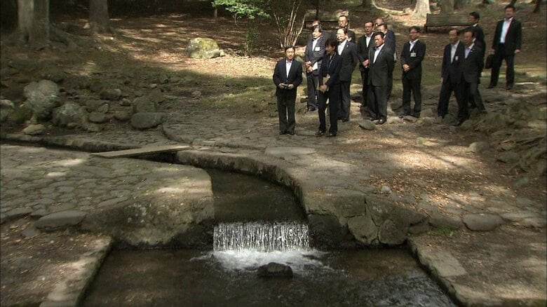 平成28年（2016年）10月 戦国時代に作られた、三方に水を分配する治水施設「三分一湧水」をご覧になる陛下（山梨・北杜市）