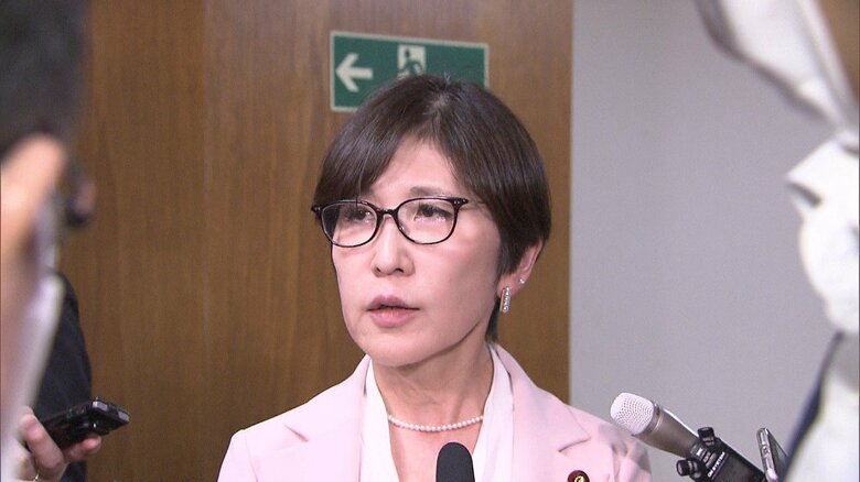 記者団の取材に応える稲田朋美元防衛相（10日）