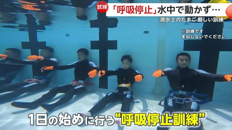 10人以上の人たちがプールの中で沈む様子