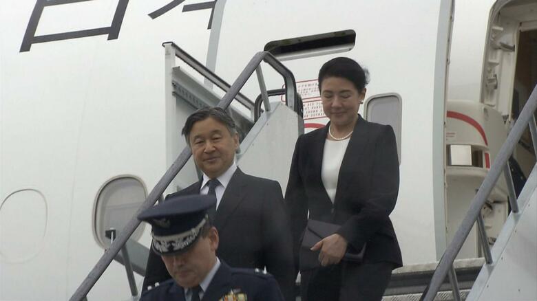 政府専用機に乗り硫黄島に到着される両陛下