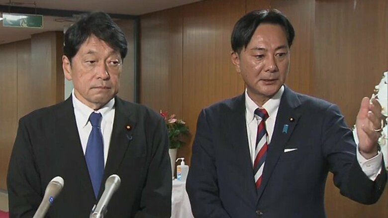 小野寺五典会長（左）と佐々木幸士県議