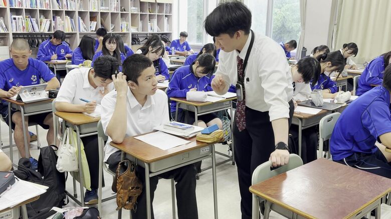 森本選手が持参したマイクを教師が使って授業が行われる