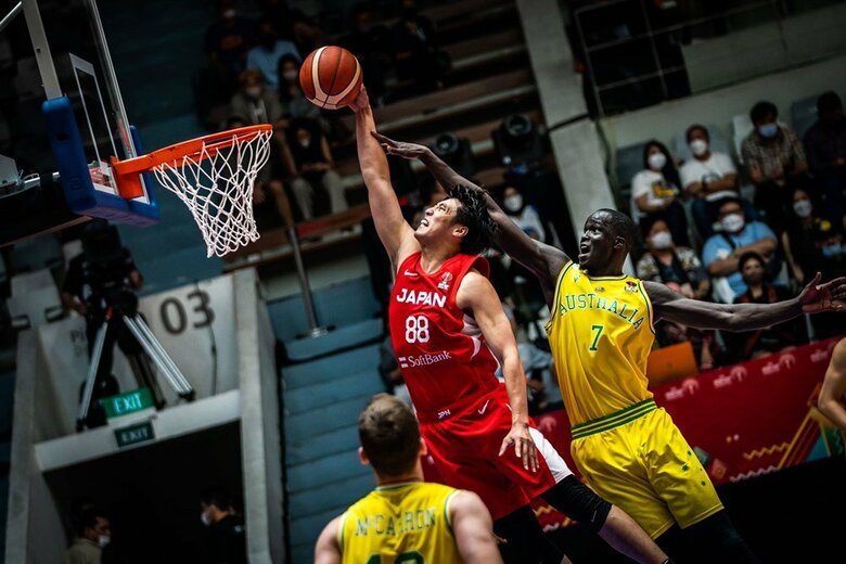 この試合でもインサイドで奮闘した張本天傑選手（C）FIBA