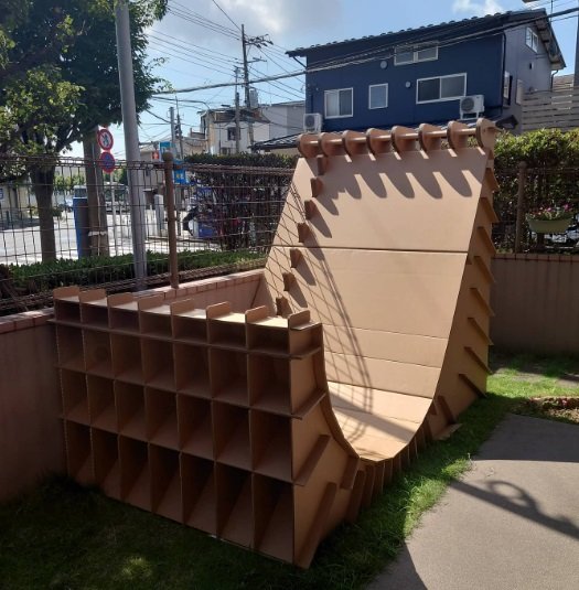 庭には巨大な滑り台も！