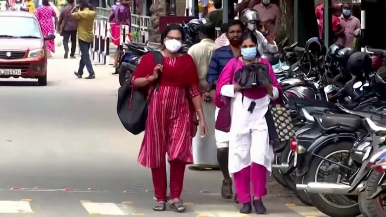 インド・ニューデリーでマスクをして街を歩く人たち（7月24日）