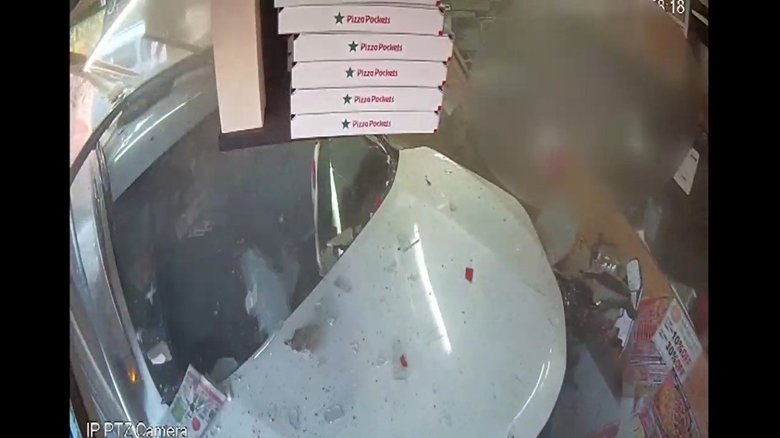 熊本のピザ店に車が突っ込み大破…店員が語る恐怖の瞬間と店員と客を守った偶然とは