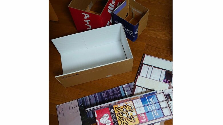 各パーツを本棚に貼りつけて再現している（提供：現代美術二等兵ふじわらさん）