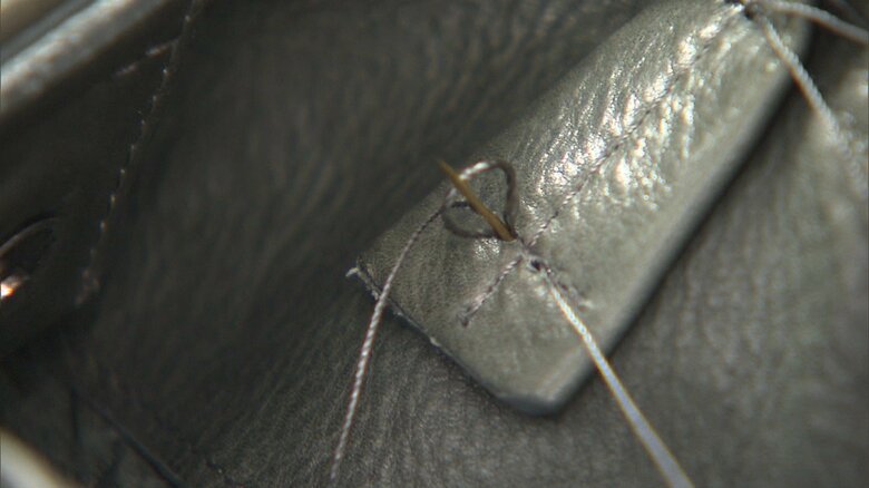 カバンの元の縫い穴に再び糸を通す