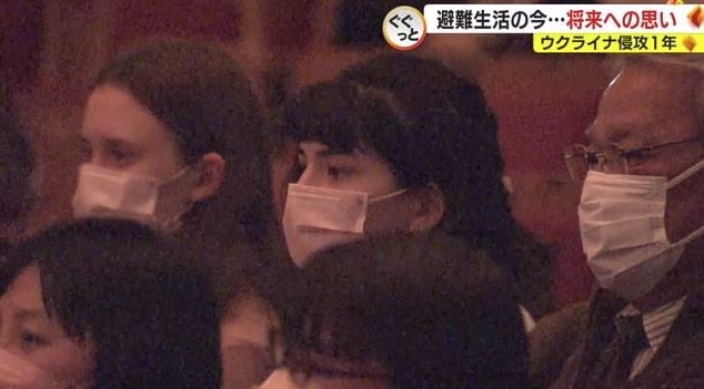 コンサートを聴くリアさん（左から2人目）