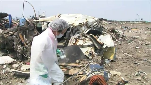 2011年5月撮影　舛倉美津枝さん　亡くなった姉の車を前に