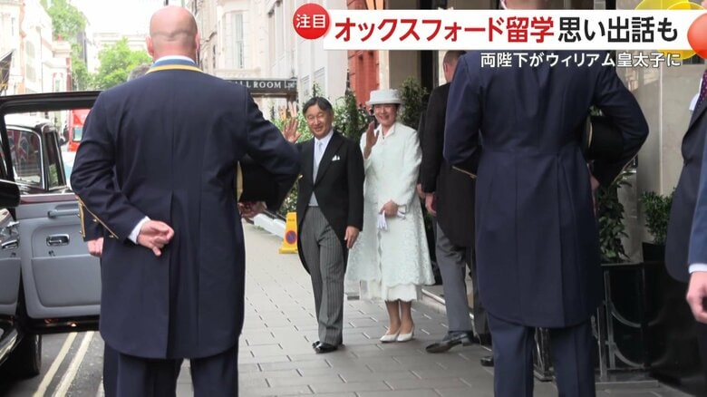 ホテルの外に待ち構えてい聴衆に並んで手を振り応えられた両陛下