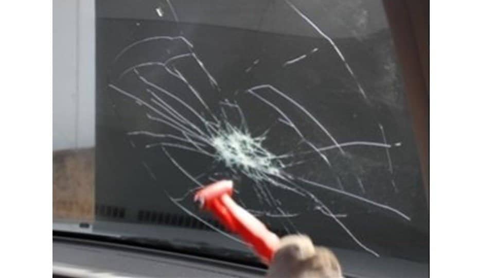 車の水没時に 割れない窓 に注意喚起 合わせガラス はハンマーで粉砕できないって知ってる