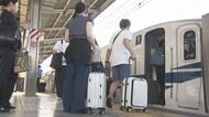 午前の下りはほぼ満席…最大9連休となるお盆休みスタート 東海道新幹線は帰省ラッシュのピーク 名古屋駅も混雑