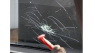 車の水没時に“割れない窓”に注意喚起…「合わせガラス」はハンマーで粉砕できないって知ってる?