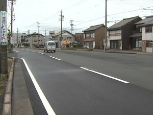 夜に道路を歩いて横断中の58歳男性 74歳女性運転の車にはねられ意識不明の重体 信号ない交差点で