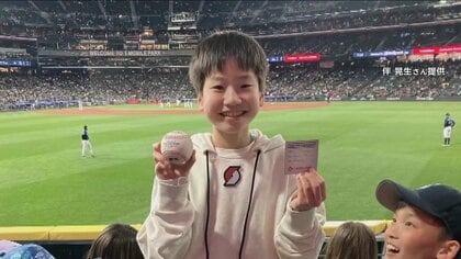 まさか自分に」大谷2号ホームランボールを日本人の少年がゲット！“バット