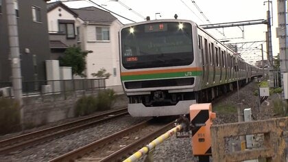 JR高崎線の踏切で電車と車が衝突　運転の54歳女性搬送　停止した車が踏切に侵入　一時運転見合わせ　埼玉・鴻巣市