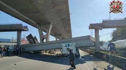 トラックが荷台を上げたまま走行…歩道橋に接触し2人死傷　歩道橋の一部が落下　土を下ろした後そのまま走行か　タイ・バンコク