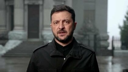 ウクライナ ゼレンスキー大統領「極めて困難な選択」　米和平案めぐり協議