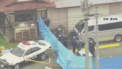 玄関でもみ合い男性を刺殺　男は逃走中　インターホン出ると突然襲われ…計画的か