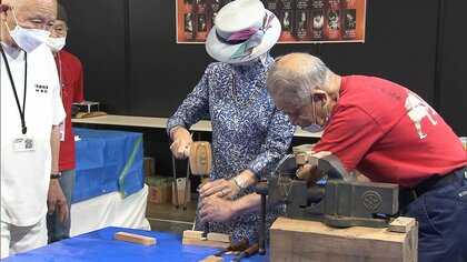 高円宮妃久子さま　ノミの組み立てに挑戦　切れ味に「すごい！」　DIYホームセンターショー