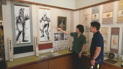 ひと際目をひく「ウルトラマン」と「バルタン星人」の水墨画掛け軸　墨の濃淡で力強さを、墨のしぶきとぼかしで躍動感を表現　円谷プロと東京の掛け軸メーカーが制作