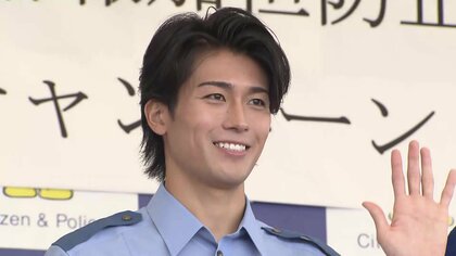 サッカー日本代表・中村敬斗が“警察官姿”で登場　前日夜から並んだファンも　出身・千葉県の「闇バイトの加担防止広報官」に任命