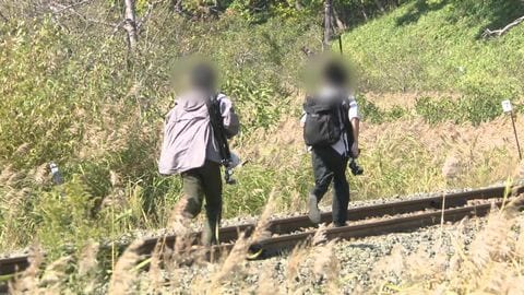 【撮影目的か－ノロッコ号イベントで線路に侵入】釧網線で「くしろ湿原ノロッコ号」のラストランイベント＿撮影機材？を持った2人組が線路を歩く姿をUHBのカメラが捉える〈北海道標茶町〉