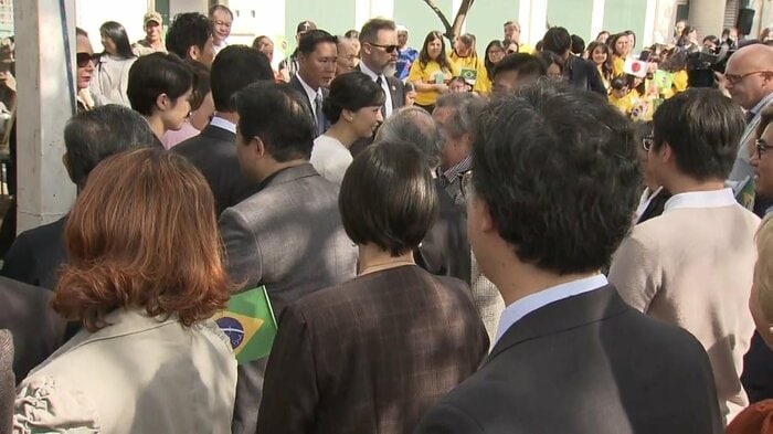 佳子さまの周りには大勢の人の姿が