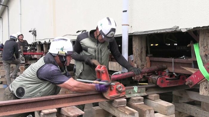 数センチずつ進捗を確認し調整する職人