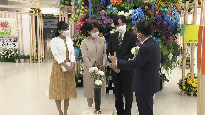 「関東東海花の展覧会」を訪問された秋篠宮ご夫妻と佳子さま(27日午前 東京・豊島区)