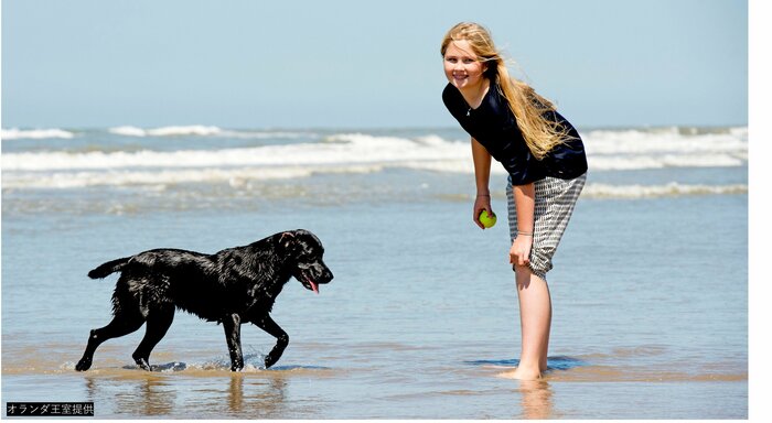 犬と遊ぶアマリア王女　2015年